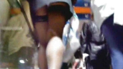 Η βρώμικη μαμά κάνει μαθήματα σεξ στον φίλο της γιου της