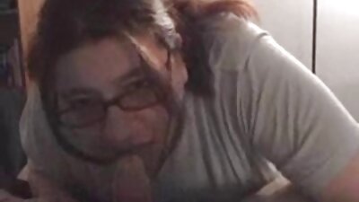 Πανέμορφος Busty Teen Teasing Guy στην κάμερα web